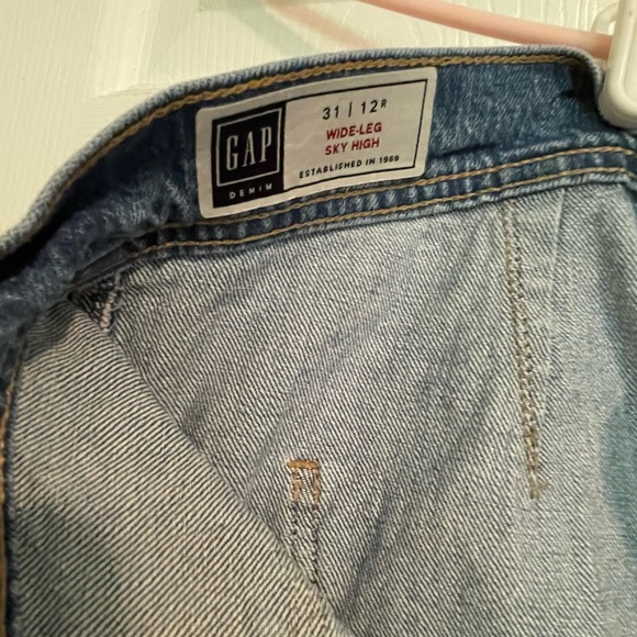 GAP wide-leg high rise medium wash jeans. - Picture 3 of 3